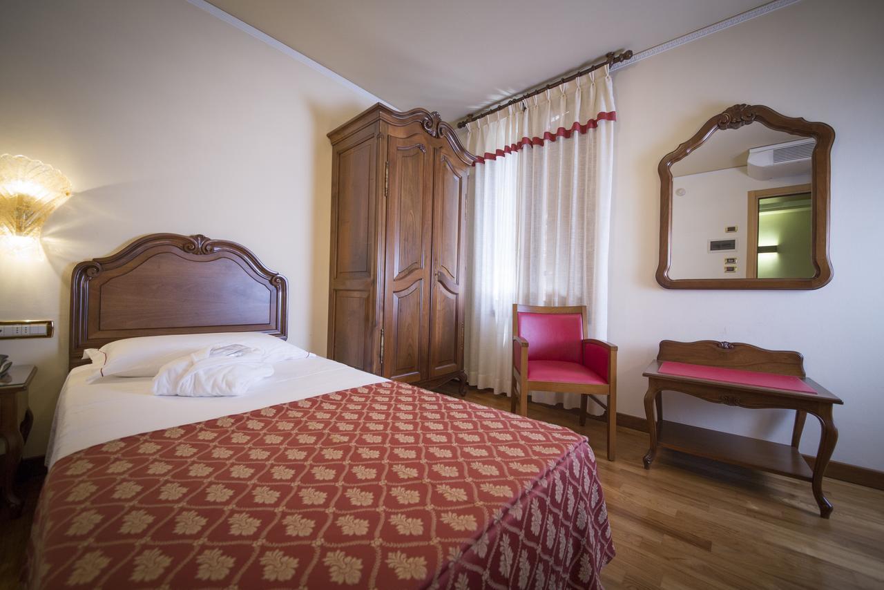 Hotel Spessotto ポルトグルアーロ エクステリア 写真